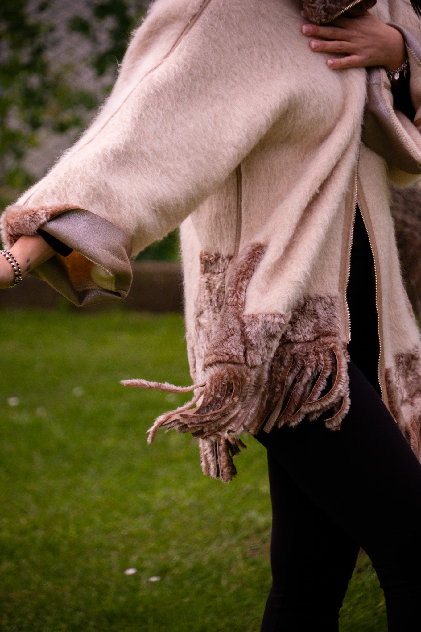 Cappotto Oversize in Lana e Mohair con Rifiniture in Montone e Frange