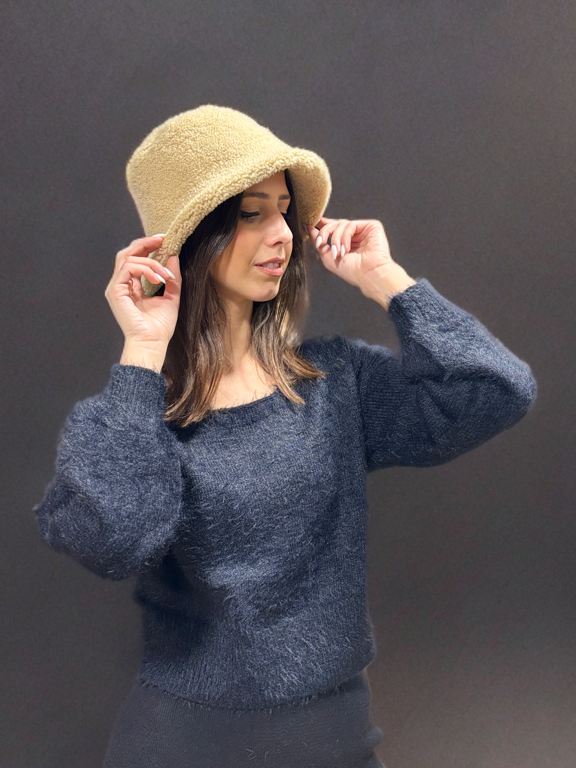 Cappello da pescatore in montone beige