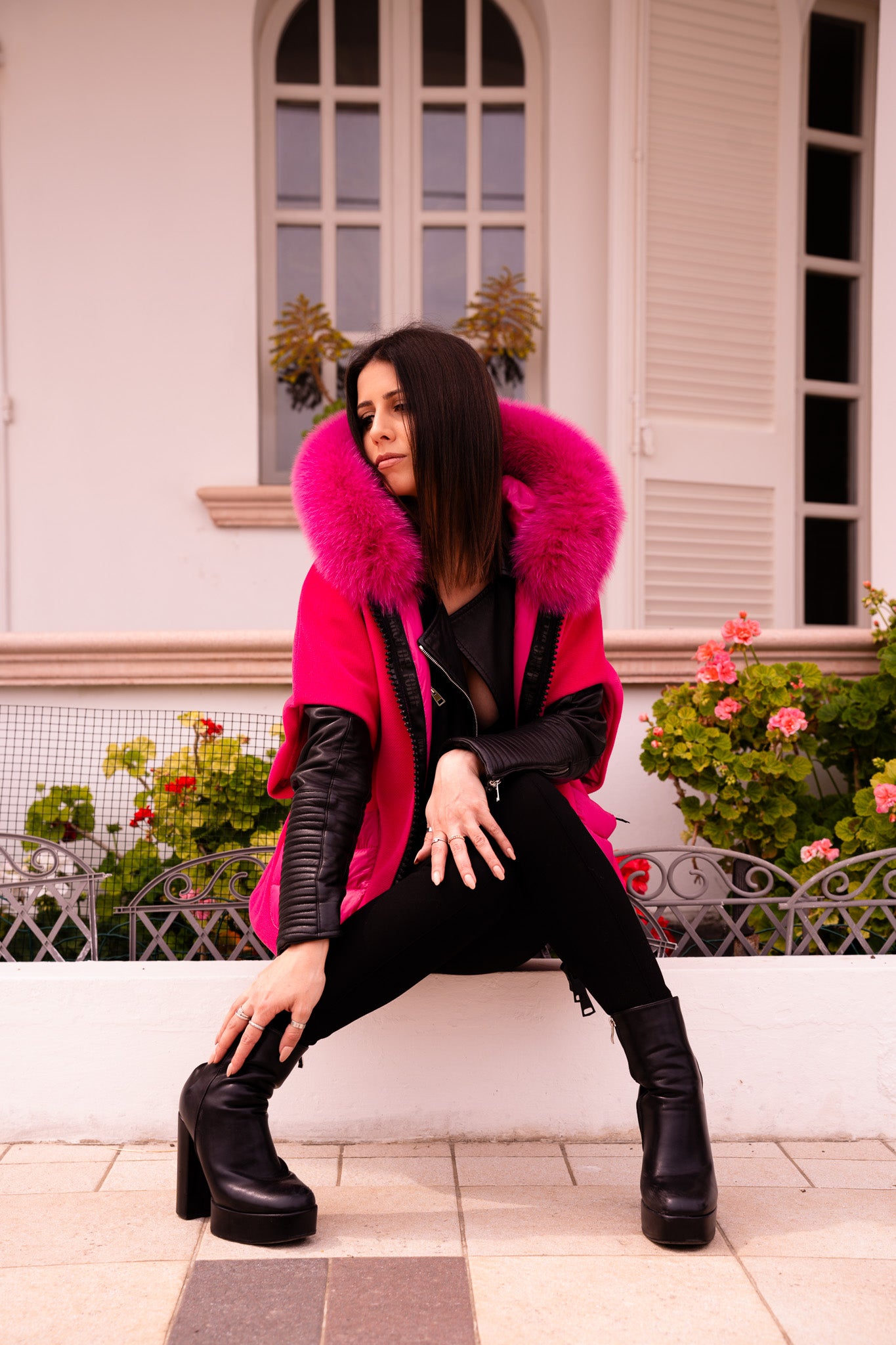 Gilet Fucsia in Tessuto con Collo in Volpe e Dettagli in Piumino