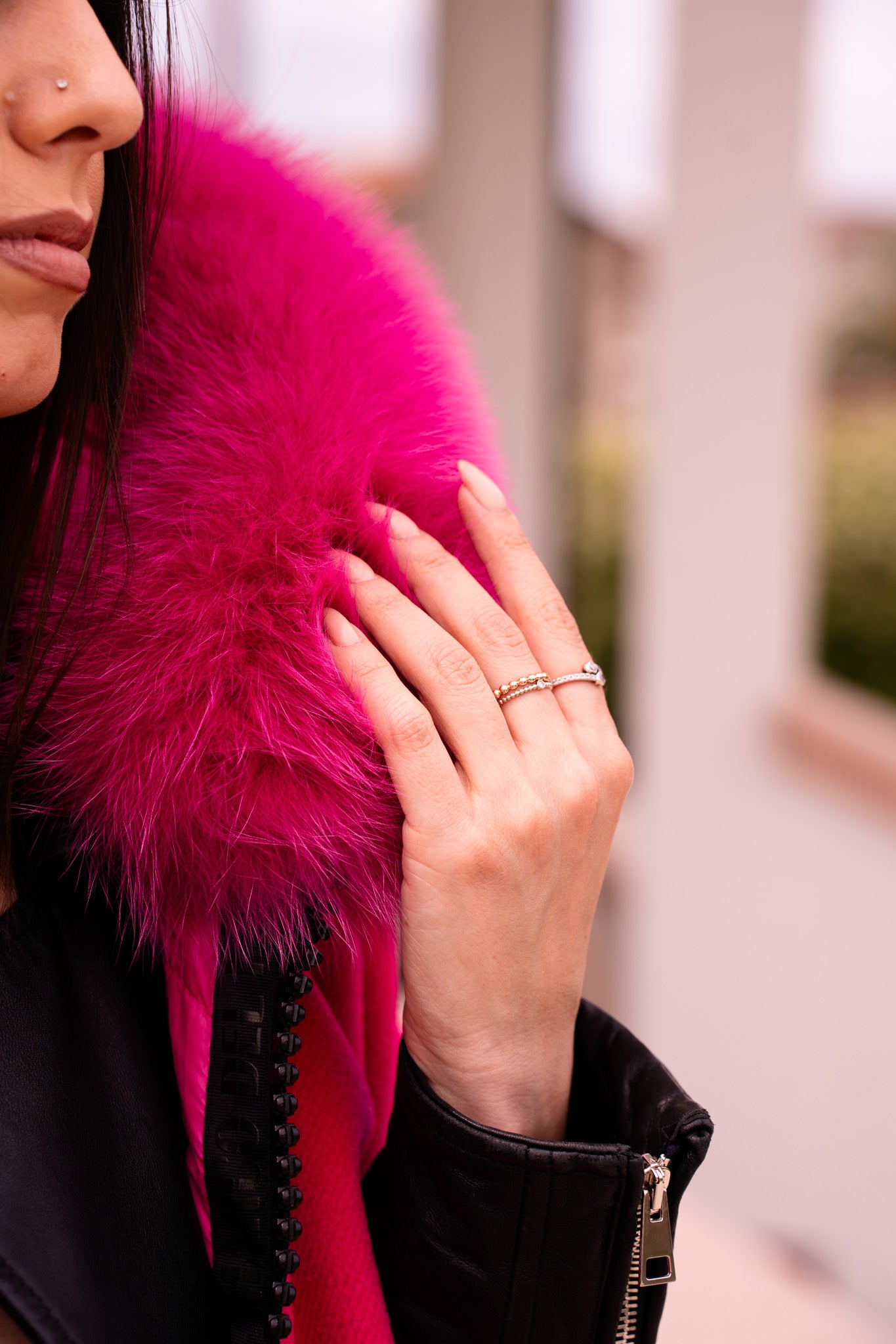 Gilet Fucsia in Tessuto con Collo in Volpe e Dettagli in Piumino